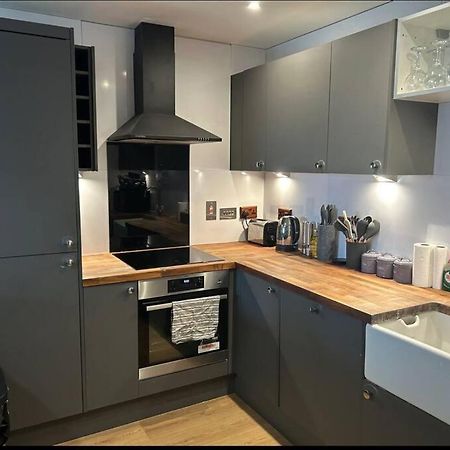 2 Bed Apartment Close To Station With Parking Londres Exterior foto