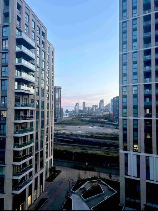 2 Bed Apartment Close To Station With Parking Londres Exterior foto
