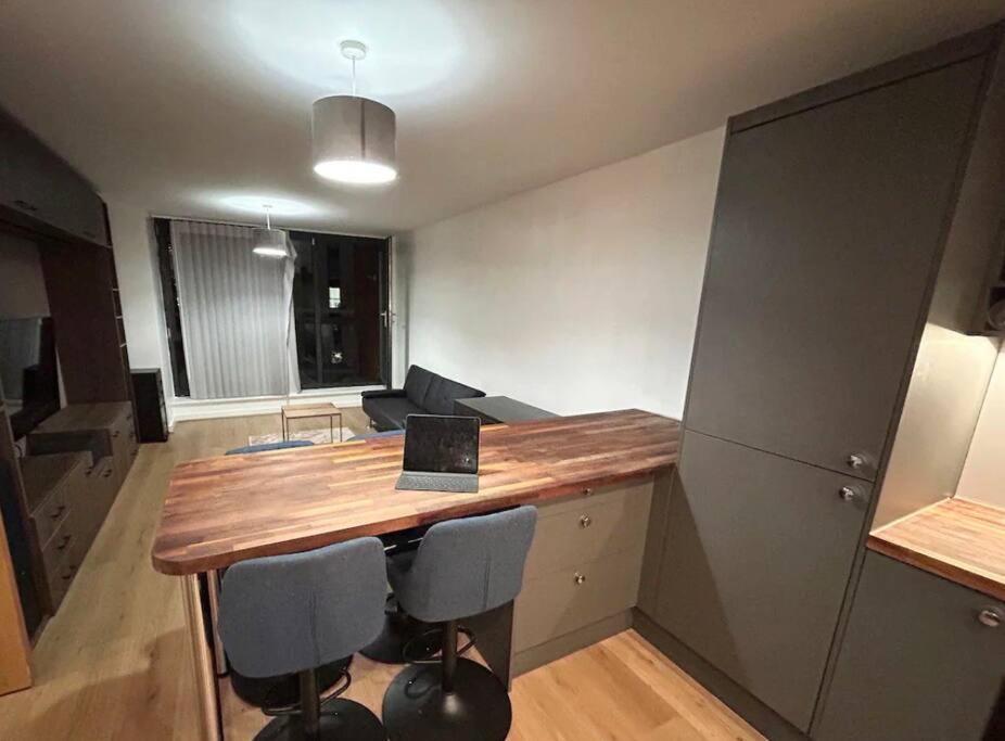 2 Bed Apartment Close To Station With Parking Londres Exterior foto