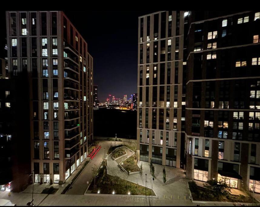 2 Bed Apartment Close To Station With Parking Londres Exterior foto