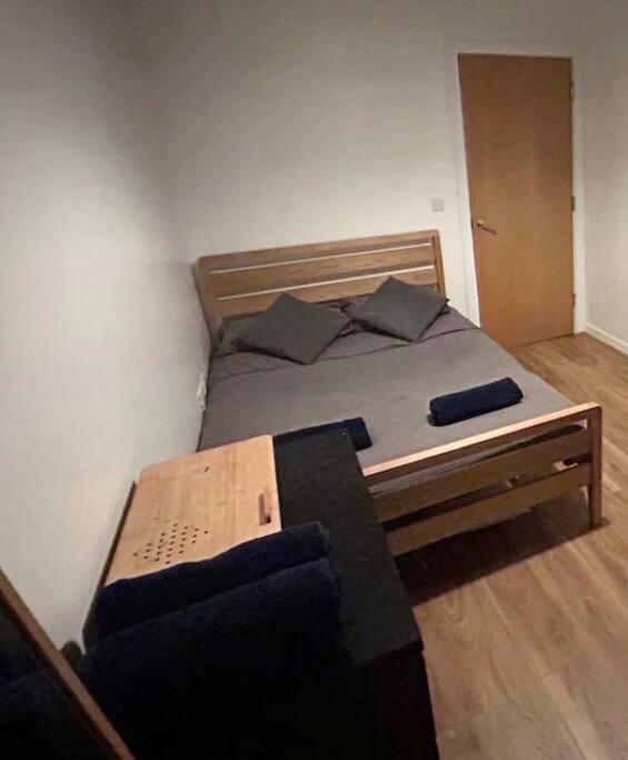 2 Bed Apartment Close To Station With Parking Londres Exterior foto