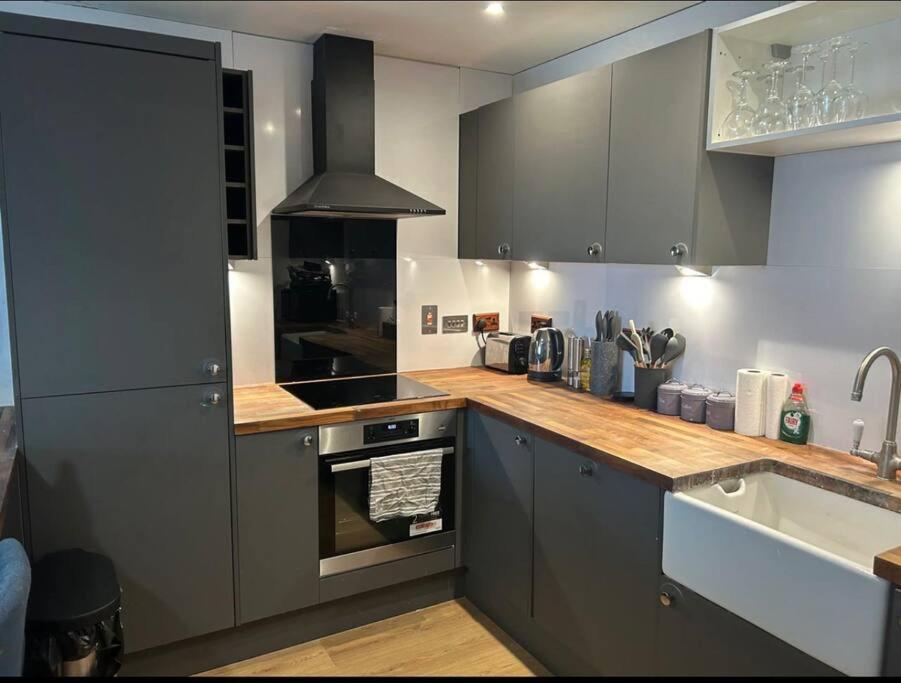 2 Bed Apartment Close To Station With Parking Londres Exterior foto